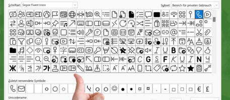 Bildschirmfoto des Fensters Symbole mit Pfeil auf den Unicode des markierten Symbols und eine Hand davor mit "Daumen hoch"