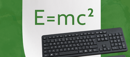 weißes Blatt mit der Aufschrift “Formeln im barrierefreien PDF” und der Formel E = m mal c hoch 2. Dazu eine Tastatur mit Braillezeile.